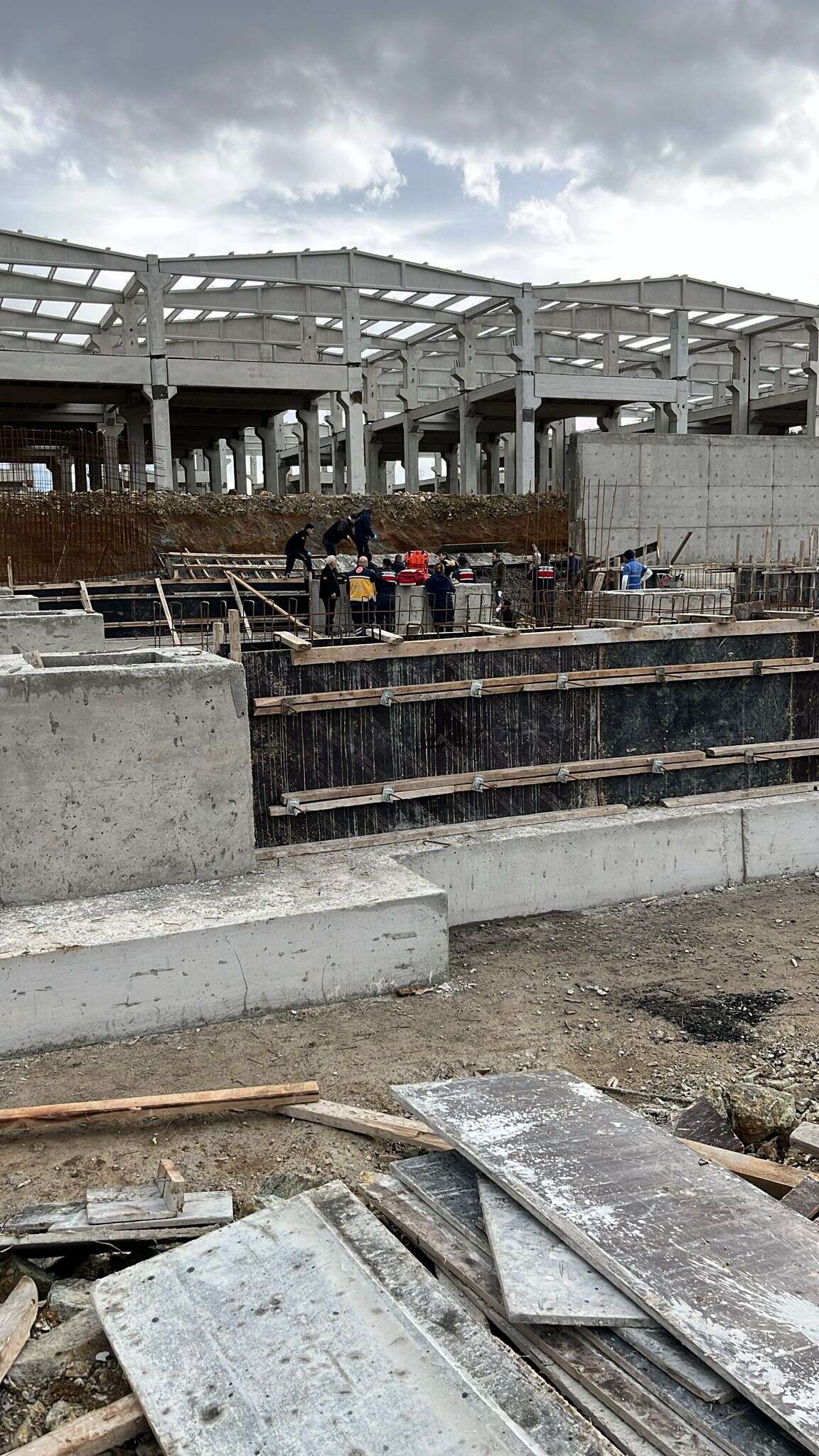İşçiler tonlarca betonun altında kaldı! 1 ölü, 2 yaralı var 11
